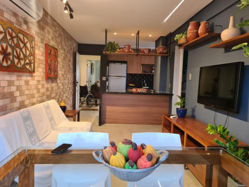 una sala de estar con un bol de fruta en una mesa en Vista Mar - Conforto e Tranquilidade, en Salvador
