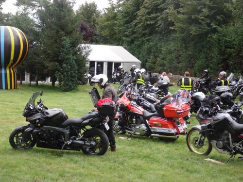 un groupe de motocycles garés dans l'herbe dans l'établissement Gościniec Borne Sulinowo - Była Baza Wojskowa, à Borne Sulinowo