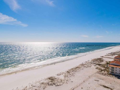 una vista aérea de una playa con el océano en Emerald Isle #1506, en Pensacola Beach