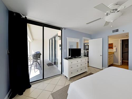 - une chambre avec un lit, une télévision et une fenêtre dans l'établissement Summerchase #603, à Orange Beach