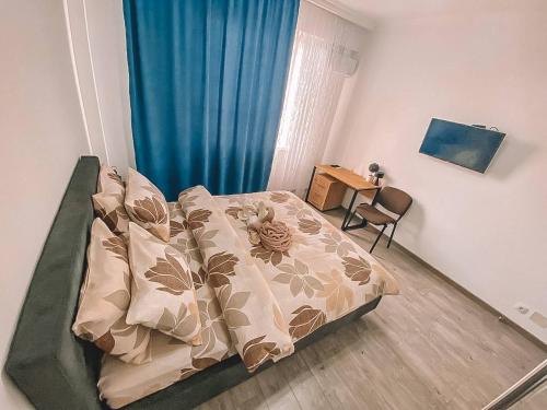 ein Schlafzimmer mit einem Bett mit einem blauen Vorhang in der Unterkunft Lovely Apartment in Sectorul Botanica