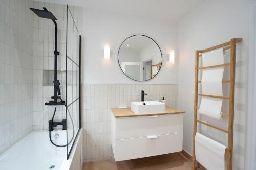 uma casa de banho com um lavatório, um chuveiro e um espelho. em Beautiful Family Home in the Heart of Swansea em Swansea