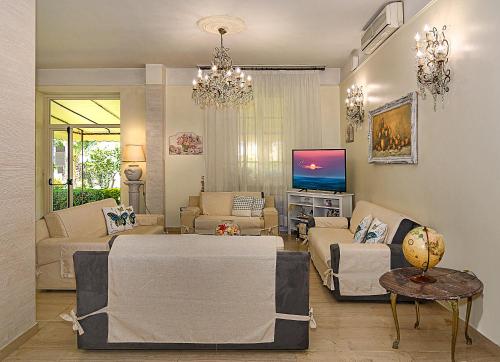 a living room with couches and a flat screen tv at Hotel Ambra in Forte dei Marmi