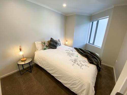 Voodi või voodid majutusasutuse Picton Waterfront Apartments toas