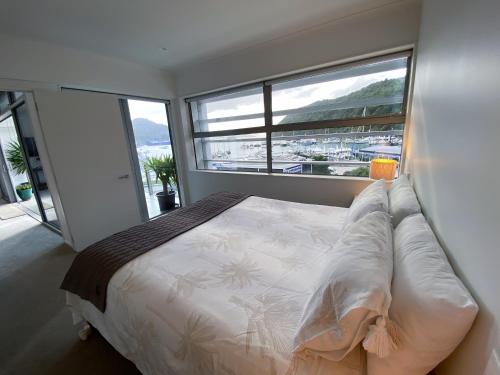 Voodi või voodid majutusasutuse Picton Waterfront Apartments toas