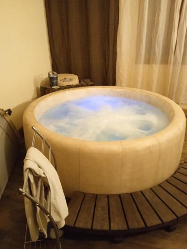 a bath tub in a room with a towel at Auberge Gordonienne in Saint-Satur