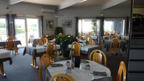 een restaurant eetkamer met tafels en stoelen en een tafeltennistafel bij Charme Hotel en Beaujolais in Belleville-sur-Saône
