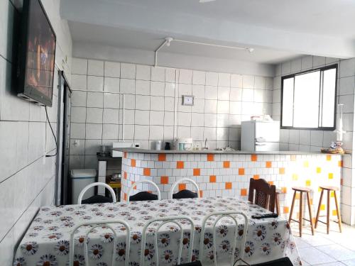 uma cozinha com uma mesa e cadeiras numa cozinha em Pousada São Francisco em Cuiabá