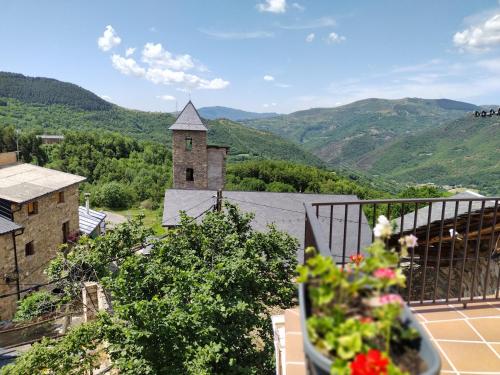 uma vista da varanda de uma casa com montanhas ao fundo em Casa rural con vistas en el corazón del Pirineo em Los Molinos