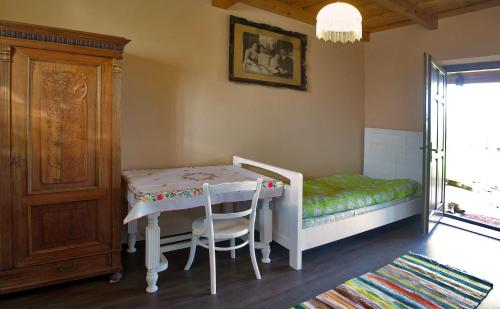 a childs bedroom with a table and a bed at Antiklak in Doboz