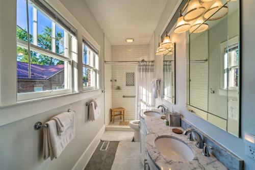 baño con 2 lavabos y ventana en Modern, Sun-Lit Retreat with Fire Pit and Yard!, en Jefferson City