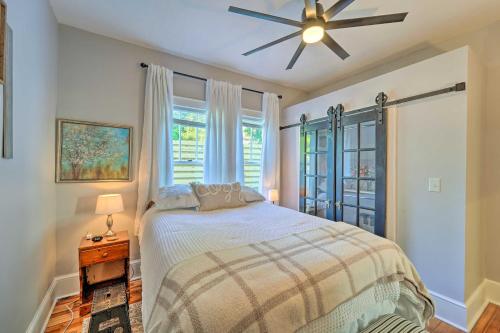 Un dormitorio con una cama y un ventilador de techo. en Modern, Sun-Lit Retreat with Fire Pit and Yard!, en Jefferson City