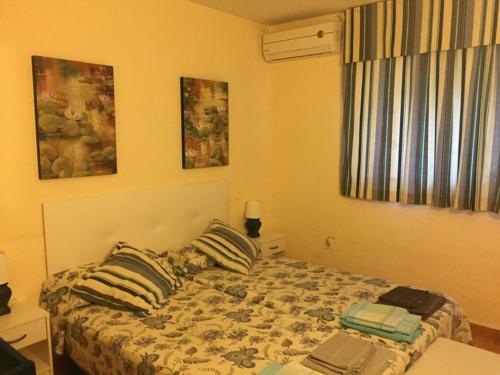 um quarto com uma cama e duas almofadas em Gayfriendly 2 bedrooms apartment, pet friendly em Torremolinos