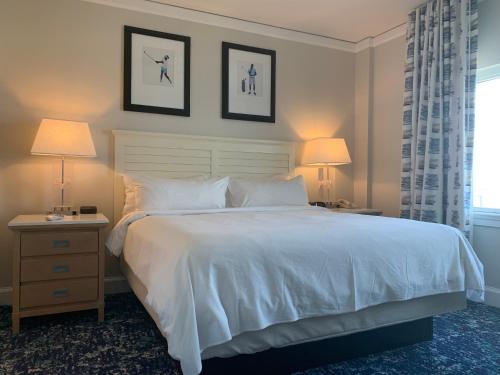 Cama ou camas em um quarto em Marriott Ocean Watch Villas