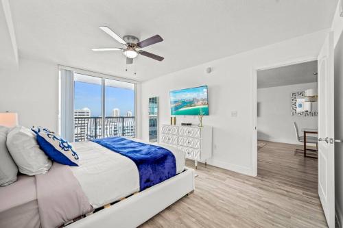 1 dormitorio con 1 cama y ventilador de techo en High Floor Unit Located in Brickell - Free Parking en Miami