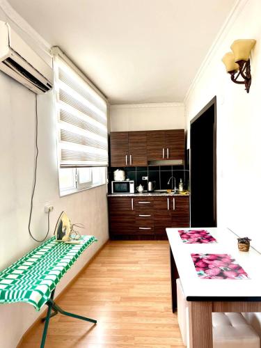 - une cuisine avec un canapé et une table dans une chambre dans l'établissement Cozy 2 rooms apartment in the center, free WiFi, à Douchanbé