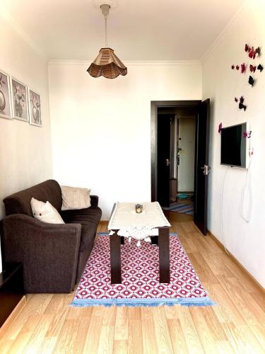 salon z kanapą i stolikiem kawowym w obiekcie Cozy 2 rooms apartment in the center, free WiFi w mieście Duszanbe