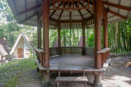 Zahrada ubytování Urbanview Resort Kampoeng Media Yogyakarta by RedDoorz
