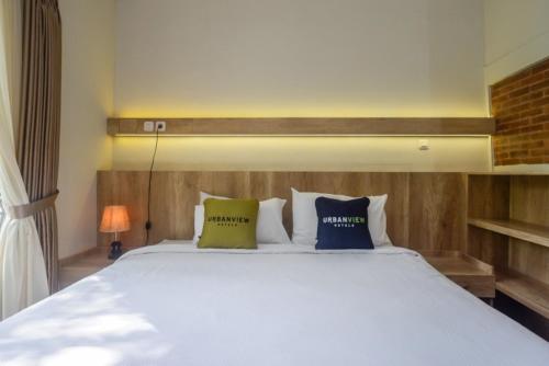 Postel nebo postele na pokoji v ubytování Urbanview Resort Kampoeng Media Yogyakarta by RedDoorz