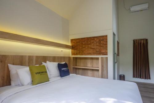 Postel nebo postele na pokoji v ubytování Urbanview Resort Kampoeng Media Yogyakarta by RedDoorz