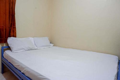 Katil atau katil-katil dalam bilik di KoolKost near Fakultas Teknik UGM Male Only - Minimum Stay 6 Nights