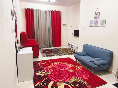 uma sala de estar com uma cadeira azul e um tapete vermelho em QQ HOMESTAY BACHOK KANDIS em Bachok