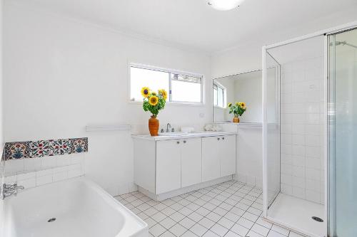 Koupelna v ubytování Ferguson St The Beach House Cosy Cottage with Pool