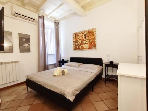 um quarto com uma cama com duas toalhas em Trastevere Rome’s Heart charming apartment 88 em Roma