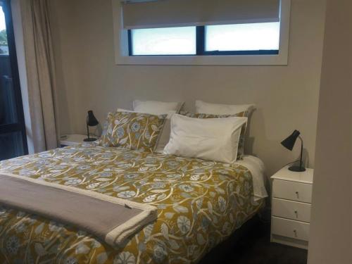 Un pat sau paturi într-o cameră la Modern, Sunny, Central