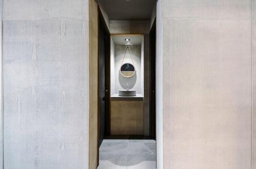 a hallway with a black and white vase in a window at SKI INN HAKUBA in Otari