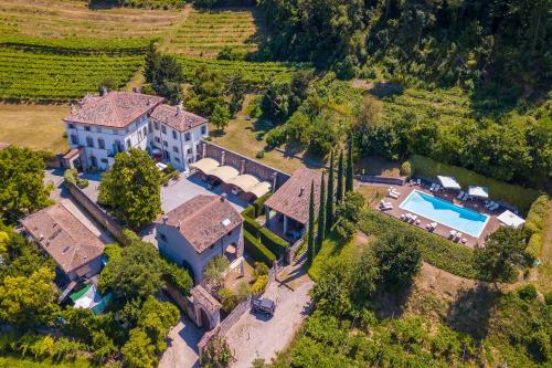 una vista aérea de una casa con piscina en Villa Faccioli Magnolia And Oleandro With Shared Pool - Happy Rentals, en Colognola ai Colli