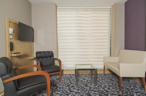 TV a/nebo společenská místnost v ubytování Demir Suite Hotel