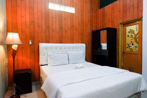 En eller flere senge i et værelse på RedDoorz Syariah near RS Mitra Siaga