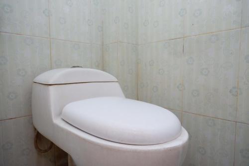 Ванная комната в RedDoorz Syariah near RS Mitra Siaga
