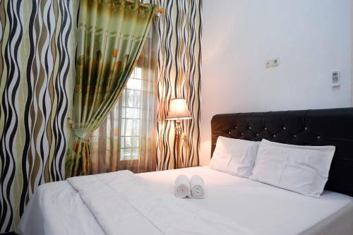 Кровать или кровати в номере RedDoorz Syariah near RS Mitra Siaga