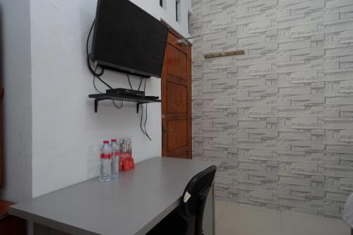Телевизор и/или развлекательный центр в RedDoorz Syariah near RS Mitra Siaga