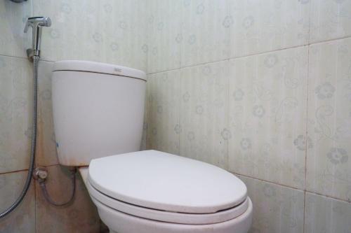 Ванная комната в RedDoorz Syariah near RS Mitra Siaga