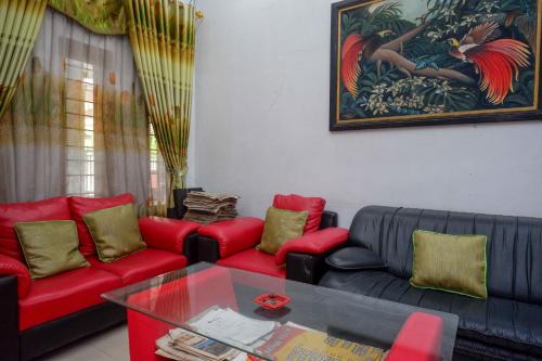 Гостиная зона в RedDoorz Syariah near RS Mitra Siaga