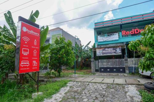 Фотография из галереи RedDoorz Syariah near RS Mitra Siaga в городе Тегал
