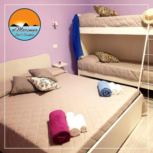sypialnia z 2 łóżkami piętrowymi i ręcznikami w obiekcie B&B aMarineja w mieście Nicotera Marina