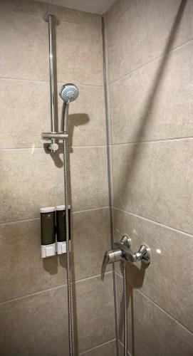 une douche dans une salle de bain avec une porte vitrée dans l'établissement Petit Studio Terrasse Toulon Vieille Ville, à Toulon