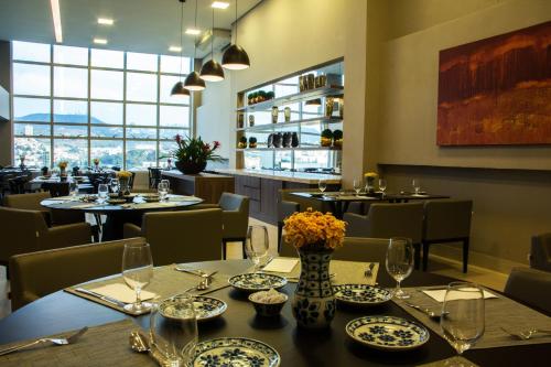 Um restaurante ou outro lugar para comer em BH Raja Hotel