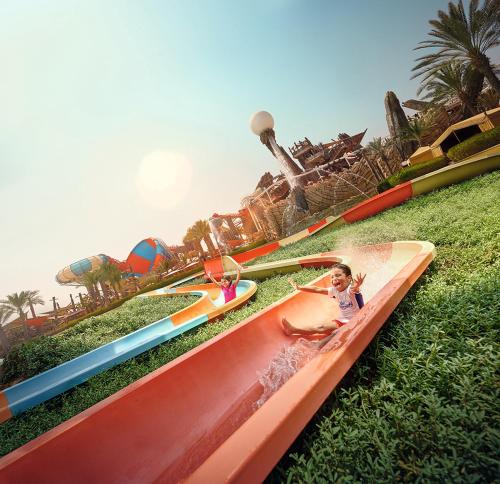 Bazén v ubytování Emirates Park Resort nebo v jeho okolí