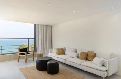 Un lugar para sentarse en Stylish & Spacious 3 bedroom apartment by the Sea