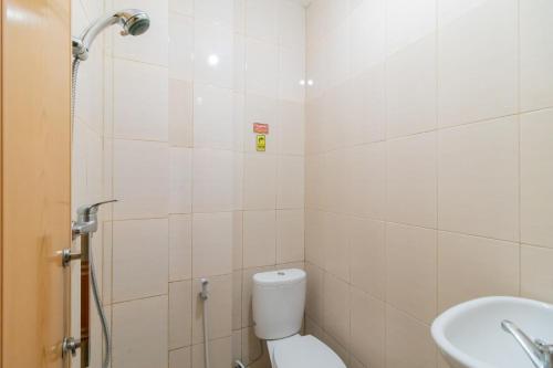 ein Badezimmer mit Toilette und Waschbecken in der Unterkunft RedDoorz near Palembang Trade Center 4 in Sukarami