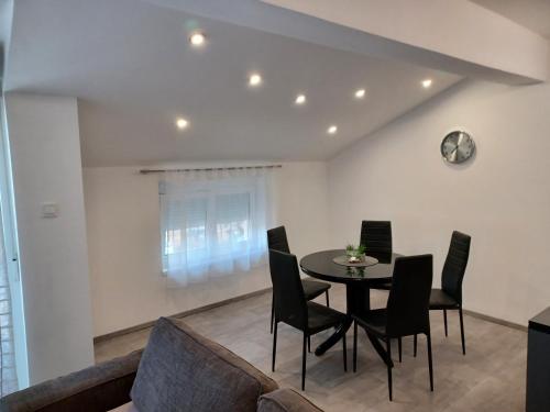 jadalnia ze stołem i krzesłami w obiekcie Apartmani Dream w Puli