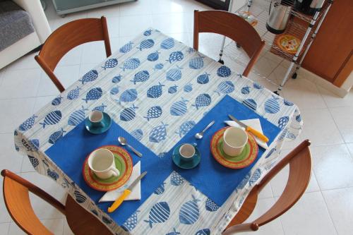 een blauwe en witte tafel met een blauwe en witte tafeldoek bij B&B Lidia Apartaments in Termoli