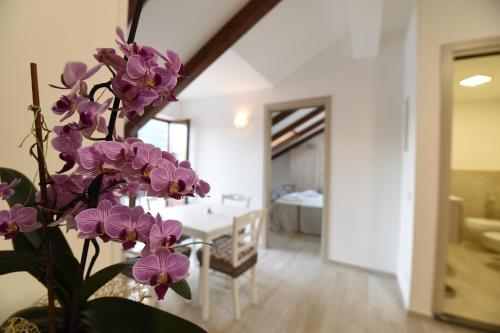 a vase with purple flowers in a room at Casa Vacanze Andromeda in Agerola