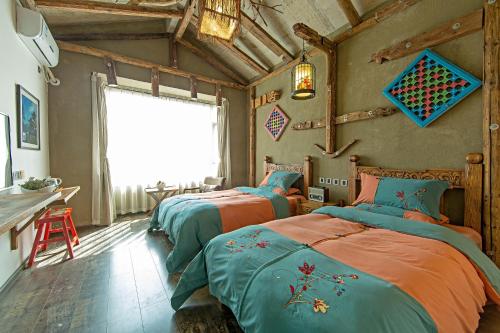 2 Betten in einem Zimmer mit Holzdecken in der Unterkunft Old Story Inn Dali Ancient Town in Dali