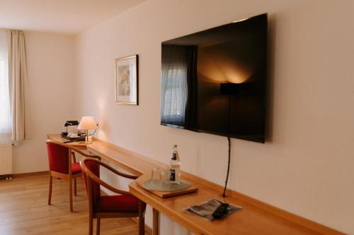 Una televisión o centro de entretenimiento en Hotel Linde Durbach